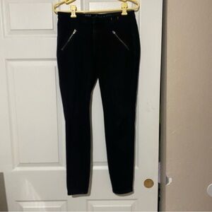 Madewell women’s size 8 black jeans with zipper ankles.